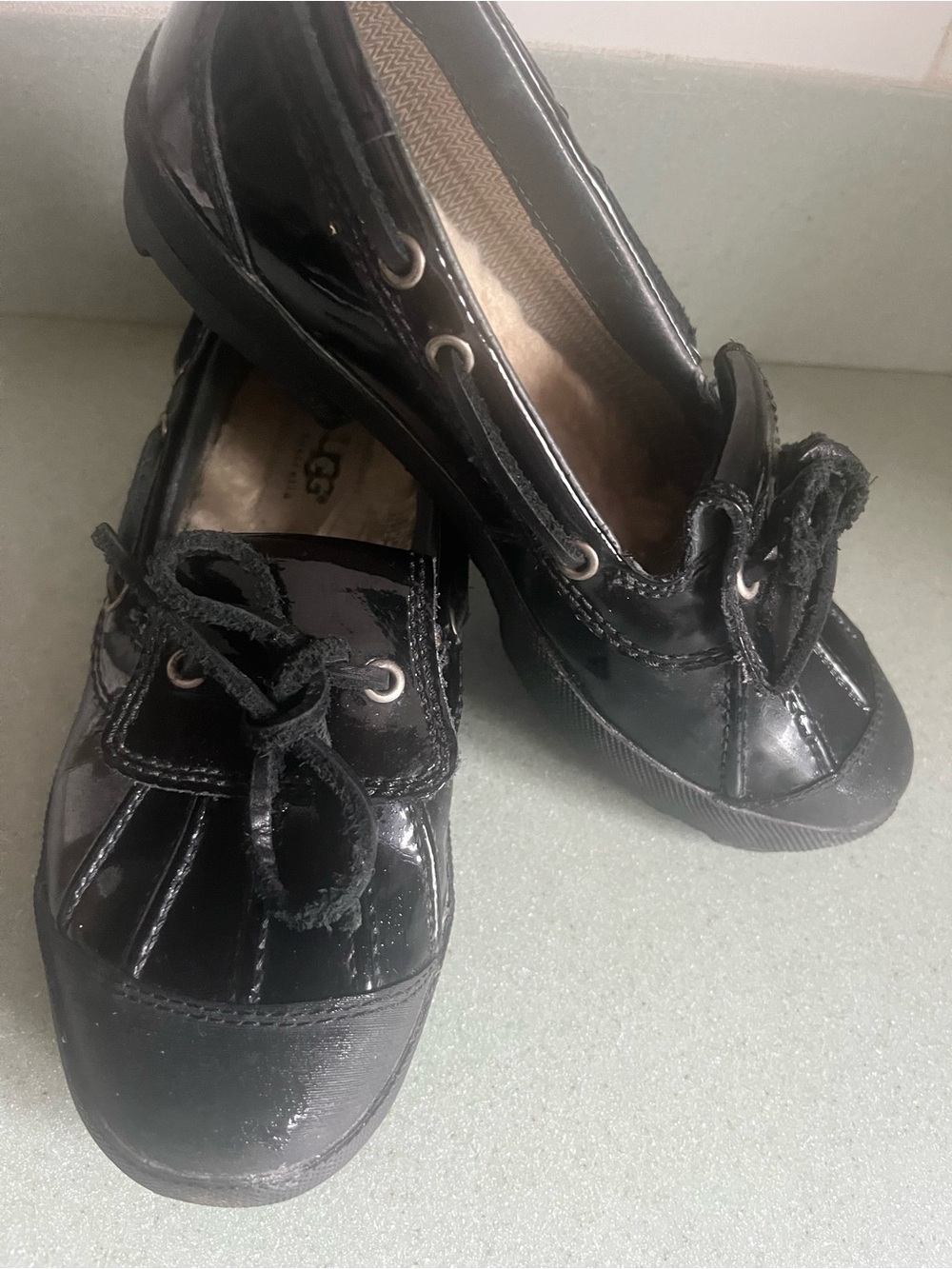 UGG Women's Black Patent/leather  Slip-On Ashdale duck boot Sz 5.5